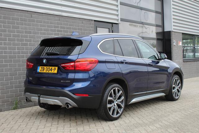 BMW X1 xDrive20i High Executive / HUD / Leer / Camera / N.A.P.