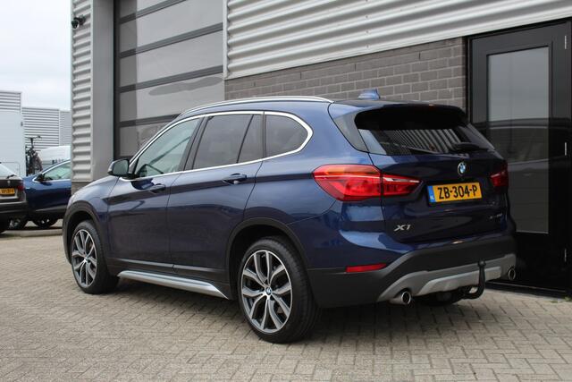 BMW X1 xDrive20i High Executive / HUD / Leer / Camera / N.A.P.