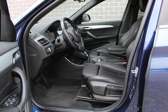BMW X1 xDrive20i High Executive / HUD / Leer / Camera / N.A.P.