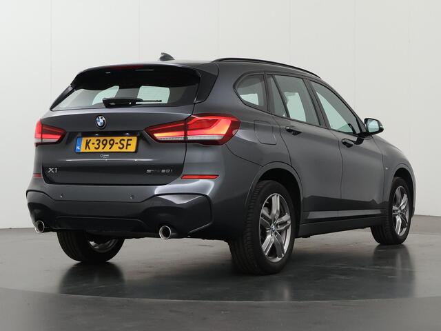 BMW X1 sDrive20i High Executive M-Pakket | Trekhaak Afneembaar | Sportstoelen | Adaptieve Cruise Control | DAB | Achteruitrijcamera | HUD | Navigatie | Stoelverwarming | Verwarmbaar stuurwiel | LED |