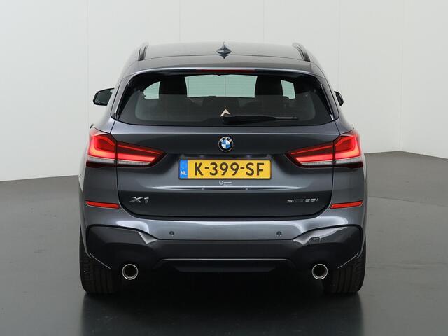 BMW X1 sDrive20i High Executive M-Pakket | Trekhaak Afneembaar | Sportstoelen | Adaptieve Cruise Control | DAB | Achteruitrijcamera | HUD | Navigatie | Stoelverwarming | Verwarmbaar stuurwiel | LED |