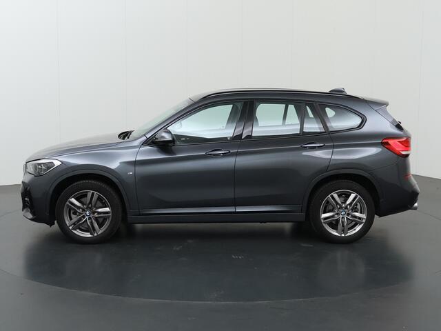 BMW X1 sDrive20i High Executive M-Pakket | Trekhaak Afneembaar | Sportstoelen | Adaptieve Cruise Control | DAB | Achteruitrijcamera | HUD | Navigatie | Stoelverwarming | Verwarmbaar stuurwiel | LED |