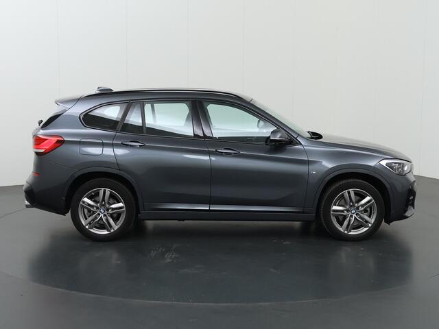 BMW X1 sDrive20i High Executive M-Pakket | Trekhaak Afneembaar | Sportstoelen | Adaptieve Cruise Control | DAB | Achteruitrijcamera | HUD | Navigatie | Stoelverwarming | Verwarmbaar stuurwiel | LED |
