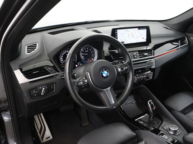 BMW X1 sDrive20i High Executive M-Pakket | Trekhaak Afneembaar | Sportstoelen | Adaptieve Cruise Control | DAB | Achteruitrijcamera | HUD | Navigatie | Stoelverwarming | Verwarmbaar stuurwiel | LED |