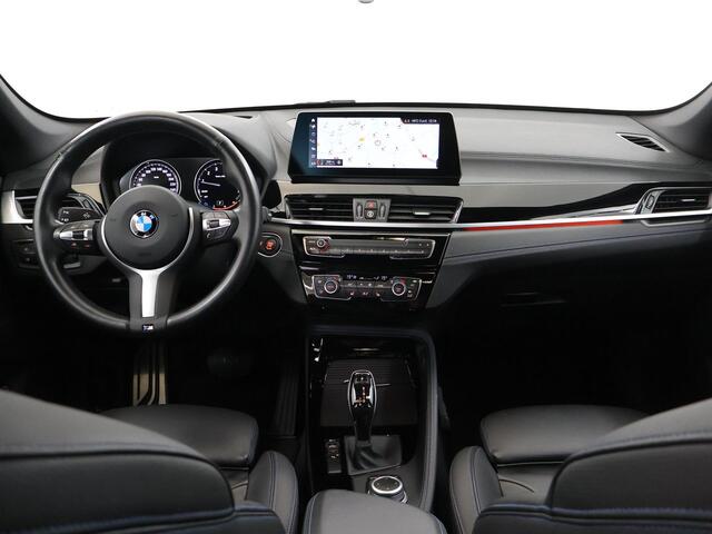 BMW X1 sDrive20i High Executive M-Pakket | Trekhaak Afneembaar | Sportstoelen | Adaptieve Cruise Control | DAB | Achteruitrijcamera | HUD | Navigatie | Stoelverwarming | Verwarmbaar stuurwiel | LED |