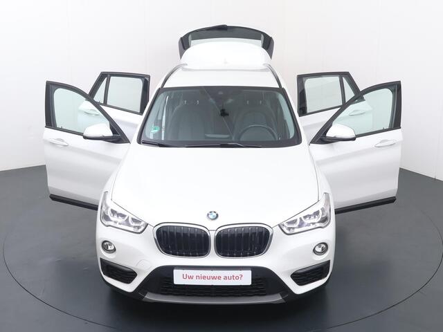 BMW X1 sDrive20i High Executive | Automaat | Headup display | Multifunctioneel stuurwiel | Cruise control | Speedlimiter | Spraakbediening | Automatische verlichting | Deurvergrendeling | Climate | Stoelverwarming | Start/Stop engine | Dynamische instellingen | 