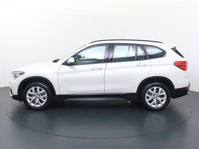 BMW X1 sDrive20i High Executive | Automaat | Headup display | Multifunctioneel stuurwiel | Cruise control | Speedlimiter | Spraakbediening | Automatische verlichting | Deurvergrendeling | Climate | Stoelverwarming | Start/Stop engine | Dynamische instellingen | 