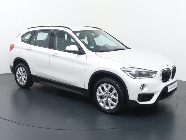 BMW X1 sDrive20i High Executive | Automaat | Headup display | Multifunctioneel stuurwiel | Cruise control | Speedlimiter | Spraakbediening | Automatische verlichting | Deurvergrendeling | Climate | Stoelverwarming | Start/Stop engine | Dynamische instellingen | 