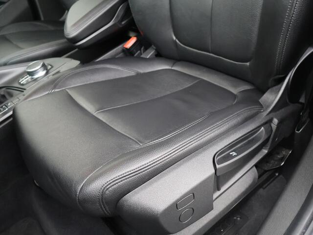 BMW X1 sDrive20i High Executive | Automaat | Headup display | Multifunctioneel stuurwiel | Cruise control | Speedlimiter | Spraakbediening | Automatische verlichting | Deurvergrendeling | Climate | Stoelverwarming | Start/Stop engine | Dynamische instellingen | 