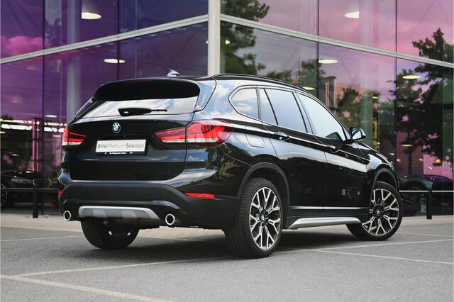 BMW X1 sDrive20i High Executive xLine Automaat / Panoramadak / Trekhaak / Sportstoelen / Achteruitrijcamera / Active Cruise Control / Park Assistant