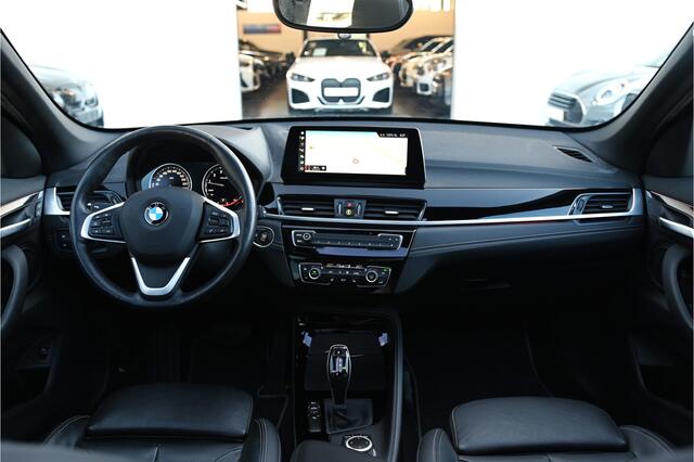 BMW X1 sDrive20i High Executive xLine Automaat / Panoramadak / Trekhaak / Sportstoelen / Achteruitrijcamera / Active Cruise Control / Park Assistant