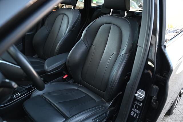 BMW X1 sDrive20i High Executive xLine Automaat / Panoramadak / Trekhaak / Sportstoelen / Achteruitrijcamera / Active Cruise Control / Park Assistant