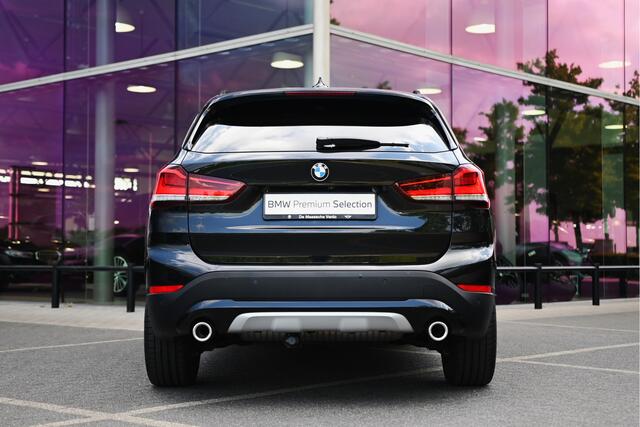 BMW X1 sDrive20i High Executive xLine Automaat / Panoramadak / Trekhaak / Sportstoelen / Achteruitrijcamera / Active Cruise Control / Park Assistant
