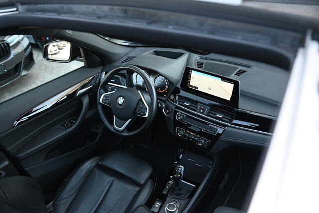 BMW X1 sDrive20i High Executive xLine Automaat / Panoramadak / Trekhaak / Sportstoelen / Achteruitrijcamera / Active Cruise Control / Park Assistant