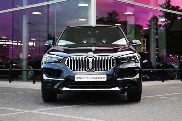BMW X1 sDrive20i High Executive xLine Automaat / Panoramadak / Trekhaak / Sportstoelen / Achteruitrijcamera / Active Cruise Control / Park Assistant