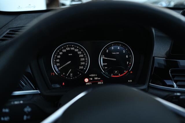 BMW X1 sDrive20i High Executive xLine Automaat / Panoramadak / Trekhaak / Sportstoelen / Achteruitrijcamera / Active Cruise Control / Park Assistant