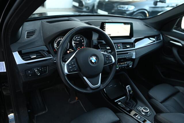 BMW X1 sDrive20i High Executive xLine Automaat / Panoramadak / Trekhaak / Sportstoelen / Achteruitrijcamera / Active Cruise Control / Park Assistant