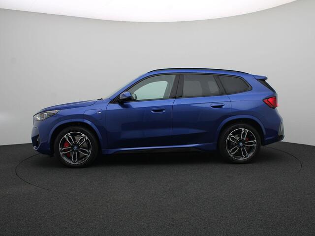 BMW X1 xDrive25e M Sportpakket Pro | Innovation Pack | Comfort Pack | Travel Pack | Panoramadak | Head-Up Display | 19"