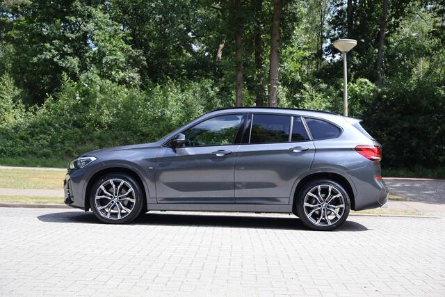 BMW X1 sDrive18i High Executive Edition M Sportpakket, Head-Up Display, Harman Kardon, Afneembare trekhaak, Driving Assistant, Parkeerassistent & achteruitrijcamera, LED koplampen, Keyless Entry & automatische achterklepbediening, Stoelverwarming, Navigatie Plu