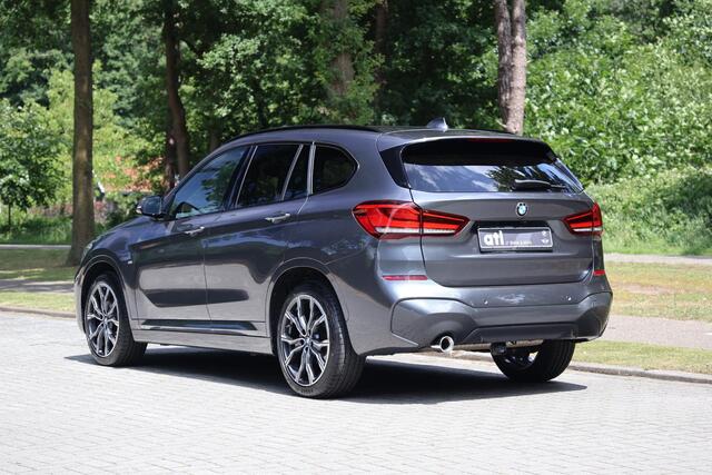 BMW X1 sDrive18i High Executive Edition M Sportpakket, Head-Up Display, Harman Kardon, Afneembare trekhaak, Driving Assistant, Parkeerassistent & achteruitrijcamera, LED koplampen, Keyless Entry & automatische achterklepbediening, Stoelverwarming, Navigatie Plu