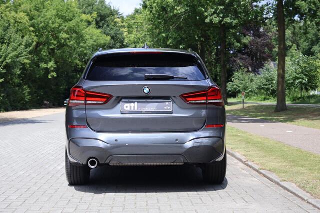 BMW X1 sDrive18i High Executive Edition M Sportpakket, Head-Up Display, Harman Kardon, Afneembare trekhaak, Driving Assistant, Parkeerassistent & achteruitrijcamera, LED koplampen, Keyless Entry & automatische achterklepbediening, Stoelverwarming, Navigatie Plu