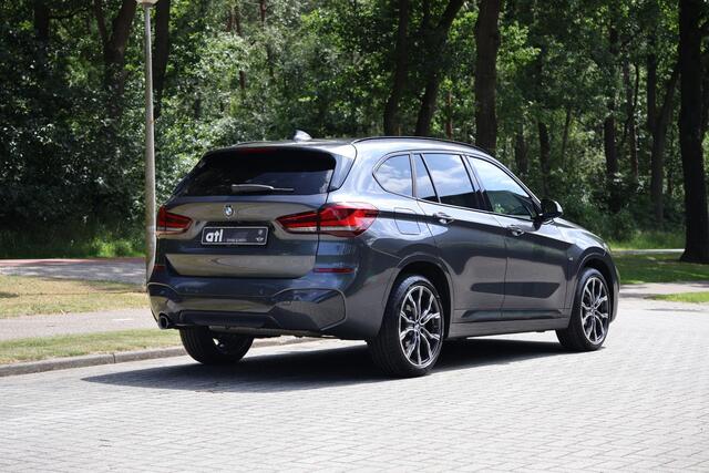 BMW X1 sDrive18i High Executive Edition M Sportpakket, Head-Up Display, Harman Kardon, Afneembare trekhaak, Driving Assistant, Parkeerassistent & achteruitrijcamera, LED koplampen, Keyless Entry & automatische achterklepbediening, Stoelverwarming, Navigatie Plu