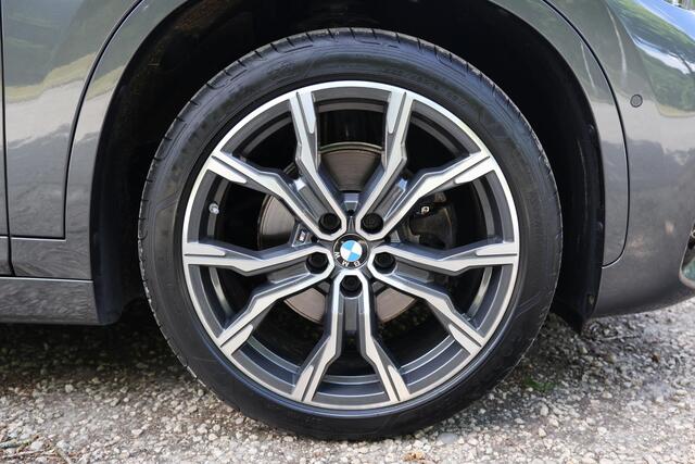 BMW X1 sDrive18i High Executive Edition M Sportpakket, Head-Up Display, Harman Kardon, Afneembare trekhaak, Driving Assistant, Parkeerassistent & achteruitrijcamera, LED koplampen, Keyless Entry & automatische achterklepbediening, Stoelverwarming, Navigatie Plu