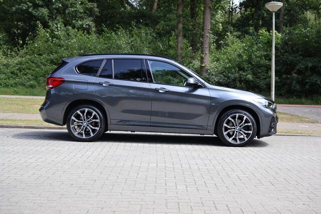 BMW X1 sDrive18i High Executive Edition M Sportpakket, Head-Up Display, Harman Kardon, Afneembare trekhaak, Driving Assistant, Parkeerassistent & achteruitrijcamera, LED koplampen, Keyless Entry & automatische achterklepbediening, Stoelverwarming, Navigatie Plu