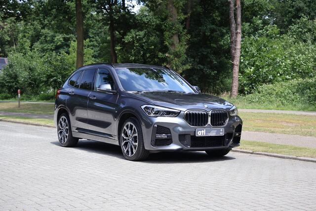 BMW X1 sDrive18i High Executive Edition M Sportpakket, Head-Up Display, Harman Kardon, Afneembare trekhaak, Driving Assistant, Parkeerassistent & achteruitrijcamera, LED koplampen, Keyless Entry & automatische achterklepbediening, Stoelverwarming, Navigatie Plu