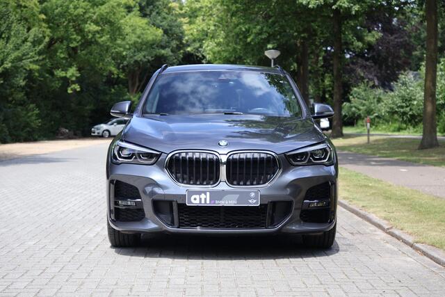 BMW X1 sDrive18i High Executive Edition M Sportpakket, Head-Up Display, Harman Kardon, Afneembare trekhaak, Driving Assistant, Parkeerassistent & achteruitrijcamera, LED koplampen, Keyless Entry & automatische achterklepbediening, Stoelverwarming, Navigatie Plu