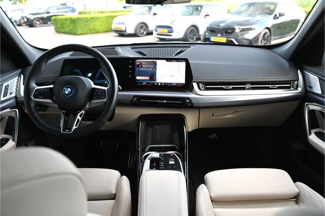 BMW X1 xDrive30e M Sport Automaat / Sportstoelen / M Adaptief onderstel / Massagefunctie / Comfort Access / Adaptieve LED / Head-Up / Harman-Kardon / Live Cockpit Professional