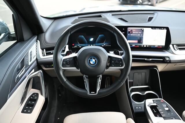 BMW X1 xDrive30e M Sport Automaat / Sportstoelen / M Adaptief onderstel / Massagefunctie / Comfort Access / Adaptieve LED / Head-Up / Harman-Kardon / Live Cockpit Professional