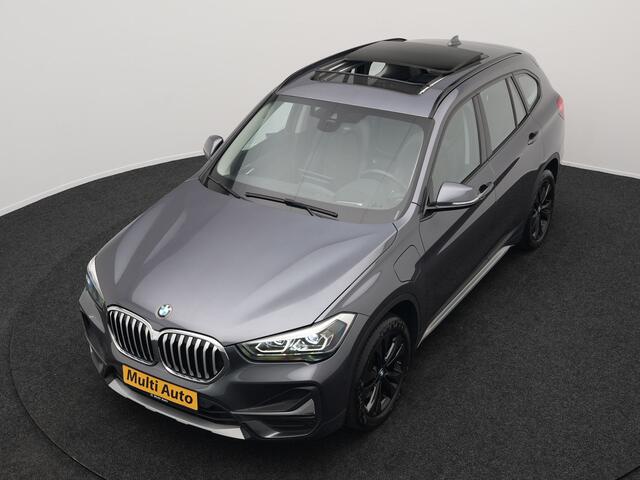 BMW X1 xDrive25e X Line Shadow Plug In Hybrid 221pk Dealer O.H. PHEV | Panodak | Sportstoelen Verwarmd | Sfeerverlichting | Head Up | Navigatie | Cruise Control | LED Koplampen | M-Stuur | Stoelverwarming | DAB |