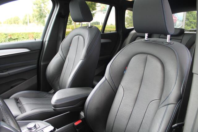 BMW X1 sDrive20i High Executive M Sport Automaat / Panoramadak / Sportstoelen / Achteruitrijcamera / Head-Up / M Sportonderstel / Stoelverwarming / LED