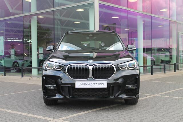 BMW X1 sDrive20i High Executive M Sport Automaat / Panoramadak / Sportstoelen / Achteruitrijcamera / Head-Up / M Sportonderstel / Stoelverwarming / LED