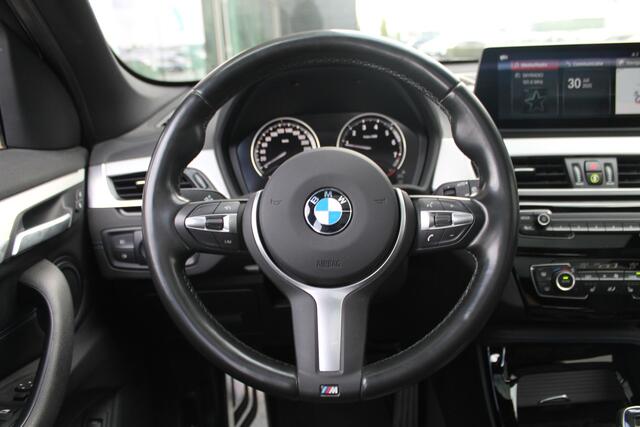 BMW X1 sDrive20i High Executive M Sport Automaat / Panoramadak / Sportstoelen / Achteruitrijcamera / Head-Up / M Sportonderstel / Stoelverwarming / LED