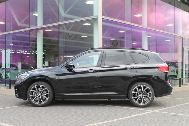 BMW X1 sDrive20i High Executive M Sport Automaat / Panoramadak / Sportstoelen / Achteruitrijcamera / Head-Up / M Sportonderstel / Stoelverwarming / LED