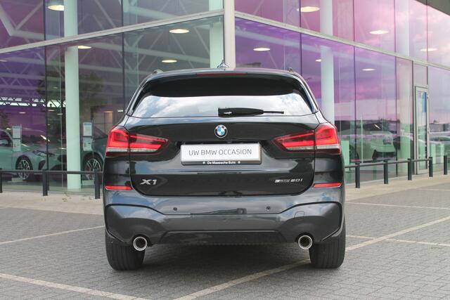 BMW X1 sDrive20i High Executive M Sport Automaat / Panoramadak / Sportstoelen / Achteruitrijcamera / Head-Up / M Sportonderstel / Stoelverwarming / LED