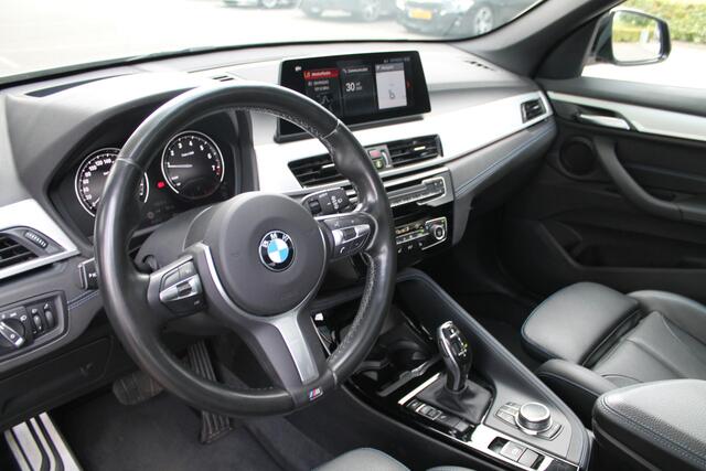 BMW X1 sDrive20i High Executive M Sport Automaat / Panoramadak / Sportstoelen / Achteruitrijcamera / Head-Up / M Sportonderstel / Stoelverwarming / LED