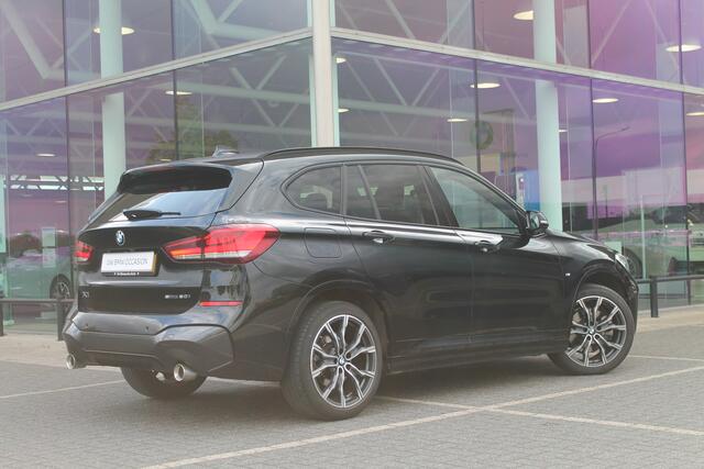 BMW X1 sDrive20i High Executive M Sport Automaat / Panoramadak / Sportstoelen / Achteruitrijcamera / Head-Up / M Sportonderstel / Stoelverwarming / LED