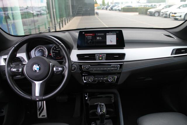 BMW X1 sDrive20i High Executive M Sport Automaat / Panoramadak / Sportstoelen / Achteruitrijcamera / Head-Up / M Sportonderstel / Stoelverwarming / LED