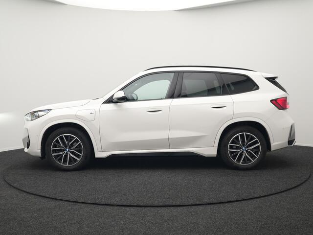 BMW X1 xDrive30e M Sport Plug In Hybrid 326pk Dealer O.H PHEV | Trekhaak Af Fabriek | Head Up | 360 Camera | Adaptive Cruise | Harman Kardon | Alcantara Sportstoelen Memory & Verwarmd | Apple Carplay | Navigatie | Sfeerverlichting |
