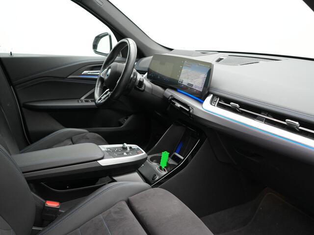 BMW X1 xDrive30e M Sport Plug In Hybrid 326pk Dealer O.H PHEV | Trekhaak Af Fabriek | Head Up | 360 Camera | Adaptive Cruise | Harman Kardon | Alcantara Sportstoelen Memory & Verwarmd | Apple Carplay | Navigatie | Sfeerverlichting |