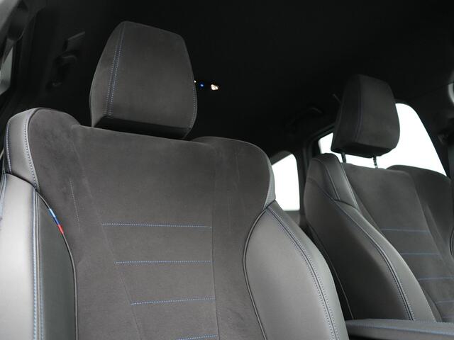 BMW X1 xDrive30e M Sport Plug In Hybrid 326pk Dealer O.H PHEV | Trekhaak Af Fabriek | Head Up | 360 Camera | Adaptive Cruise | Harman Kardon | Alcantara Sportstoelen Memory & Verwarmd | Apple Carplay | Navigatie | Sfeerverlichting |