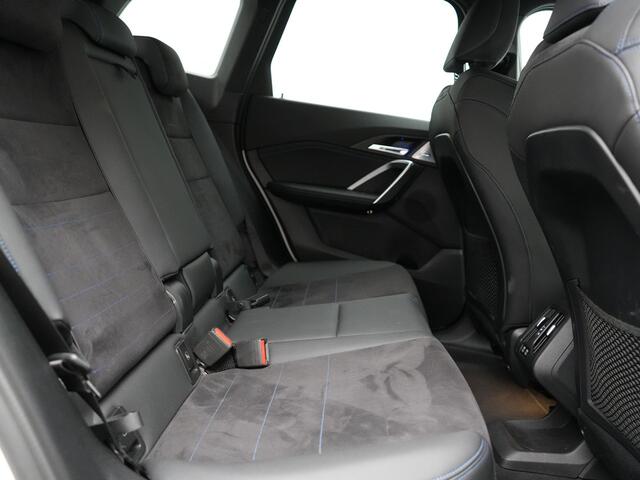 BMW X1 xDrive30e M Sport Plug In Hybrid 326pk Dealer O.H PHEV | Trekhaak Af Fabriek | Head Up | 360 Camera | Adaptive Cruise | Harman Kardon | Alcantara Sportstoelen Memory & Verwarmd | Apple Carplay | Navigatie | Sfeerverlichting |