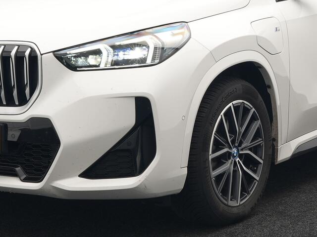 BMW X1 xDrive30e M Sport Plug In Hybrid 326pk Dealer O.H PHEV | Trekhaak Af Fabriek | Head Up | 360 Camera | Adaptive Cruise | Harman Kardon | Alcantara Sportstoelen Memory & Verwarmd | Apple Carplay | Navigatie | Sfeerverlichting |