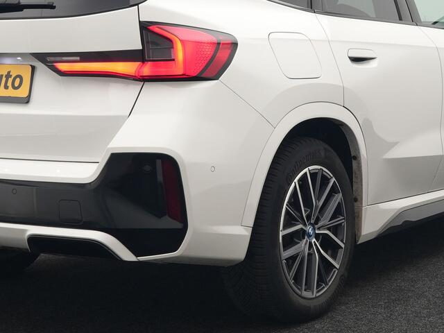 BMW X1 xDrive30e M Sport Plug In Hybrid 326pk Dealer O.H PHEV | Trekhaak Af Fabriek | Head Up | 360 Camera | Adaptive Cruise | Harman Kardon | Alcantara Sportstoelen Memory & Verwarmd | Apple Carplay | Navigatie | Sfeerverlichting |