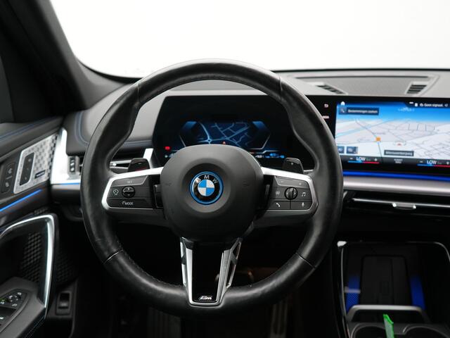 BMW X1 xDrive30e M Sport Plug In Hybrid 326pk Dealer O.H PHEV | Trekhaak Af Fabriek | Head Up | 360 Camera | Adaptive Cruise | Harman Kardon | Alcantara Sportstoelen Memory & Verwarmd | Apple Carplay | Navigatie | Sfeerverlichting |
