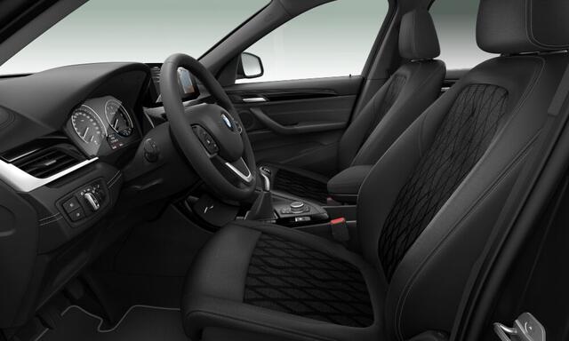 BMW X1 sDrive18i xLine | Panoramadak | Trekhaak | 18" | Camera | Elec. Verst. Stoelen | Head-Up | Hifi | Handgeschakeld