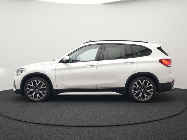 BMW X1 xDrive25e High Executive Plug In Hybrid 220pk Dealer O.H PHEV | Panodak | Adaptive Cruise | Lederen Sportstoelen Memory | Apple Carplay | Camera | 19"L.M | Head Up | Harman Kardon |